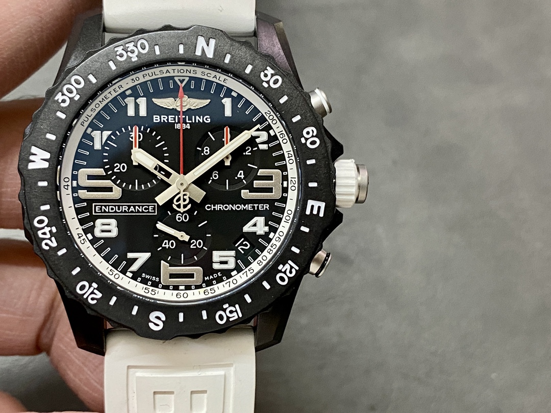 ブライトリングスーパーコピー時計アベンジャー メンズ最新入荷白いラバーストラップA98211B60