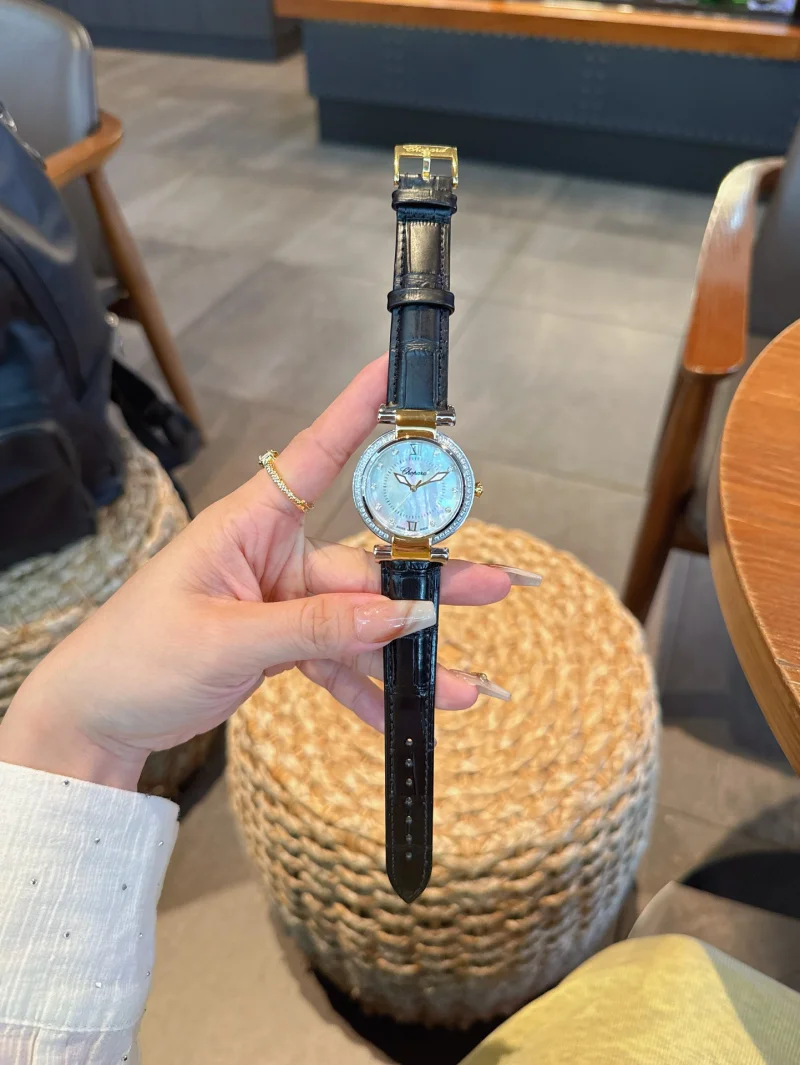 ショパールコピー時計レディース クォーツ 赤いストラップY469299