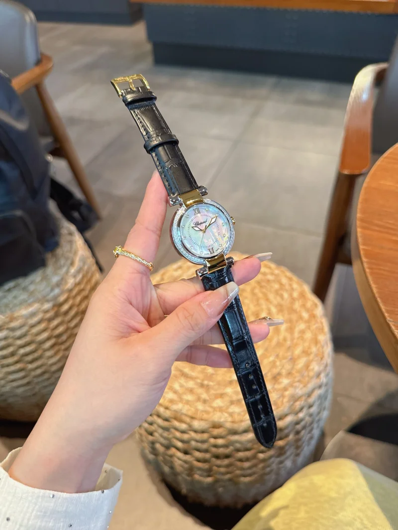 ショパールコピー時計レディース クォーツ 赤いストラップY469299