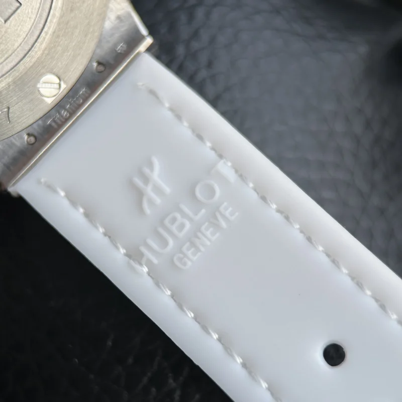【最安価格】ウブロN級品 クラシック・フュージョン ブラックマジック 565.CM.1470.RX